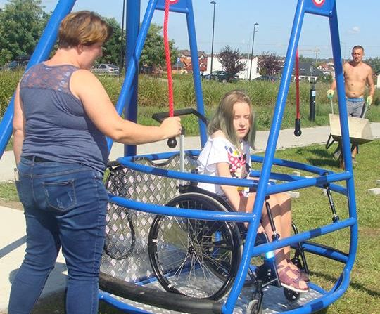 Mieszkańcy postanowili: będzie huśtawka dla niepełnosprawnych