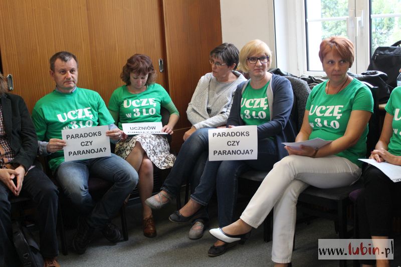 Nauczyciele walczą o szkołę. Dziś przekonywali radnych (WIDEO)