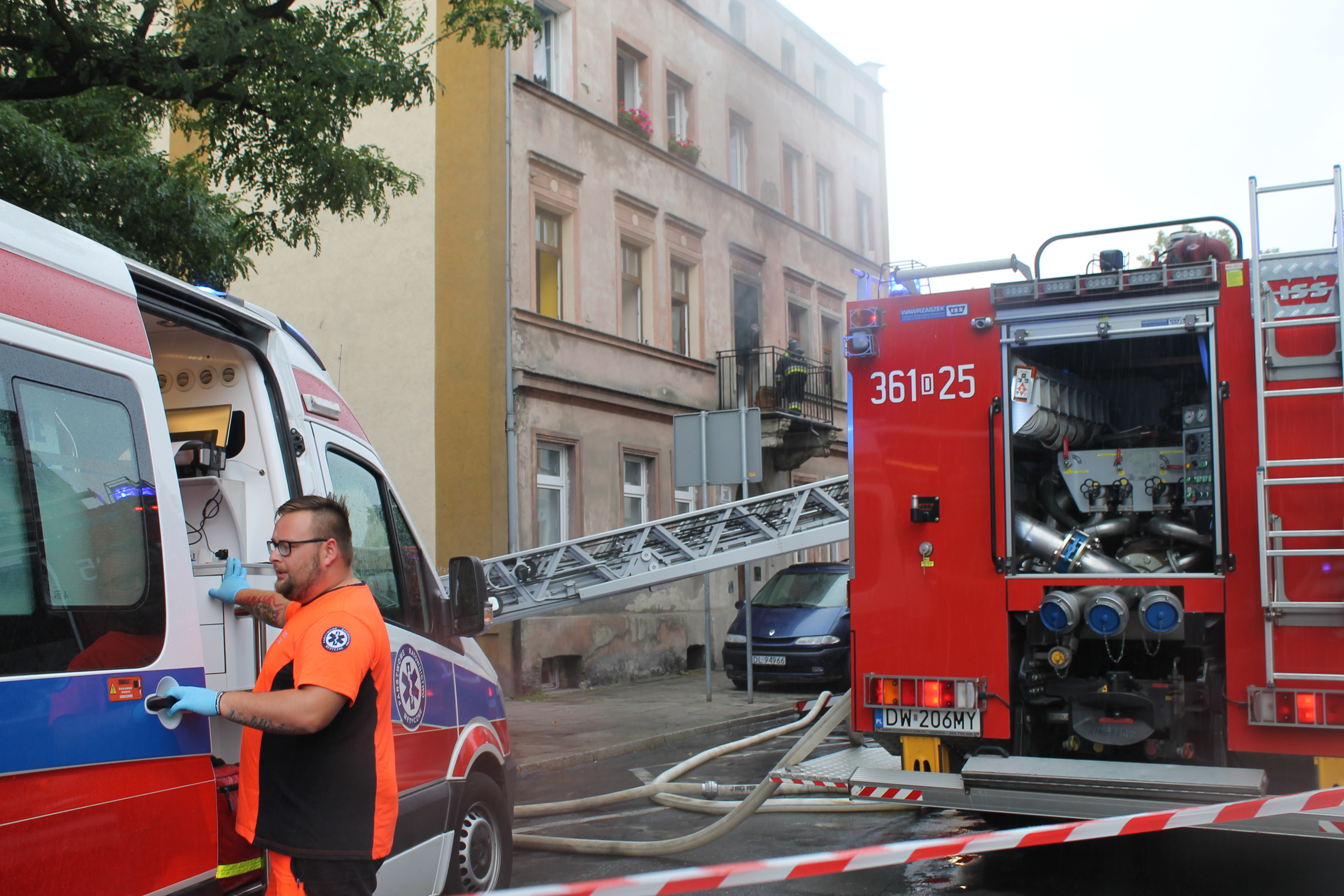 Groźny pożar w kamienicy. Trzy osoby w szpitalu (FOTO, WIDEO)