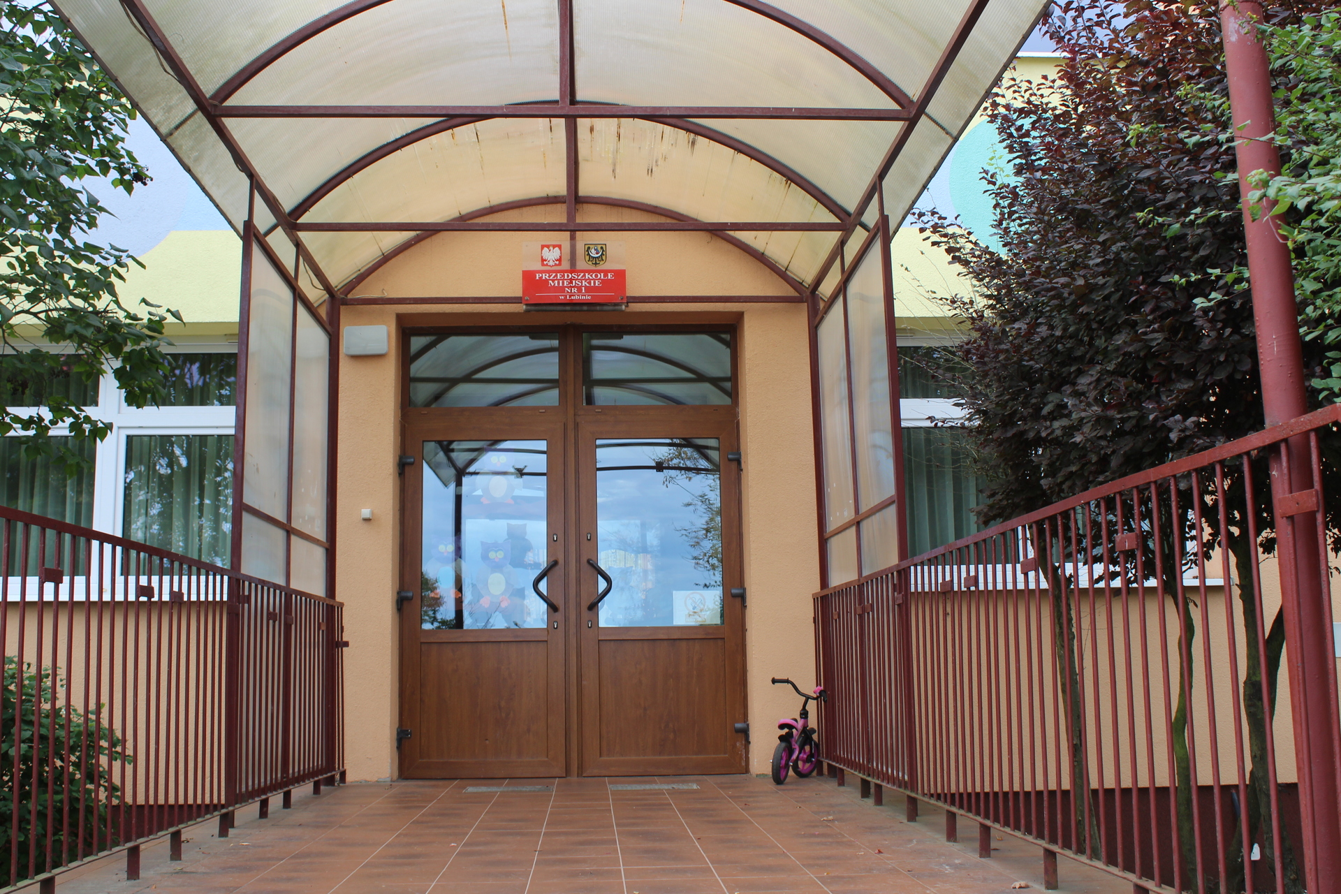 Matka z wózkiem do przedszkola nie wjedzie