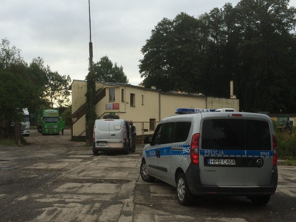 Tiry z odpadami łamią zakaz wjazdu na składowisko