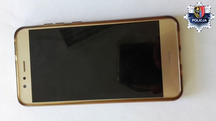 Ukradł koleżance telefon. Złapała go policja