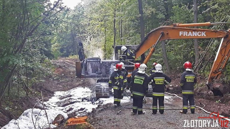 Koparka zapaliła się w lesie