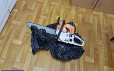 Złodziej piły spalinowej w rękach policji