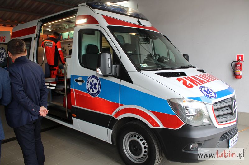 Wypadek w warsztacie. Mechanik walczy o życie (WIDEO)