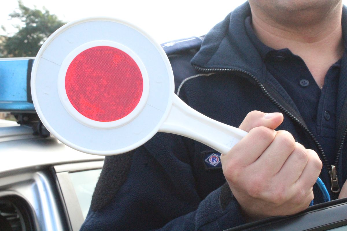 Samochodem uciekał po chodniku