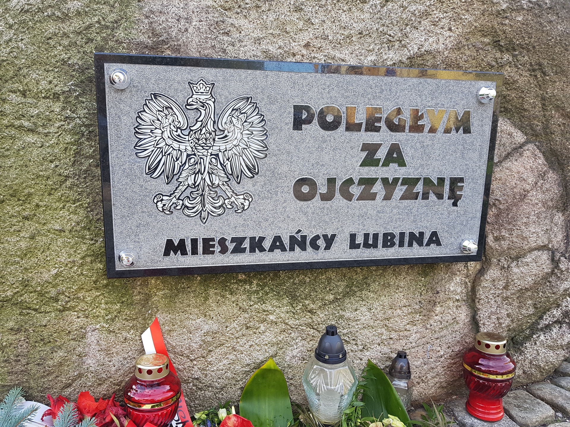 Na kontrowersyjnym obelisku jest już nowa tablica