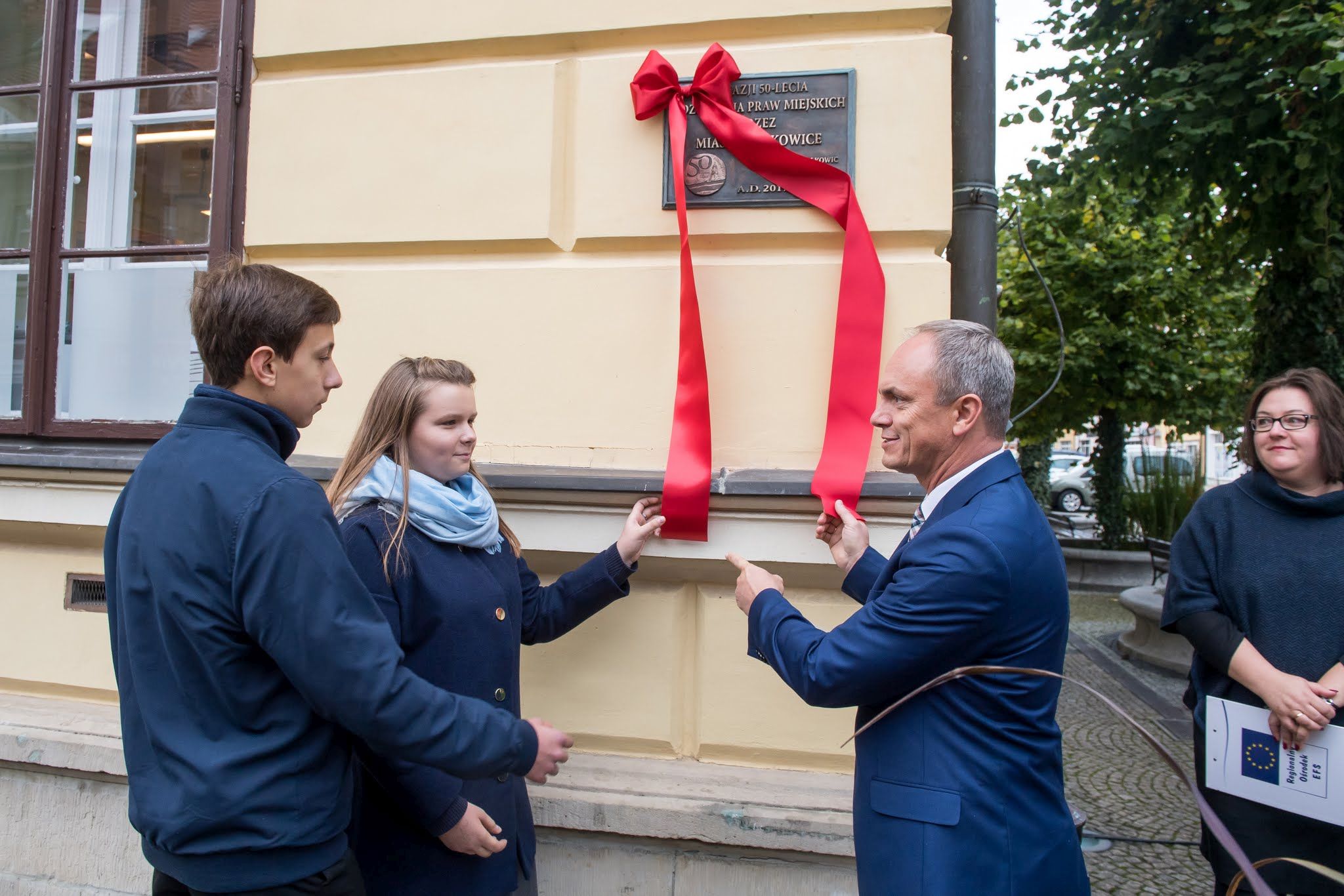 Pamiątkowa tablica na ścianie polkowickiego ratusza