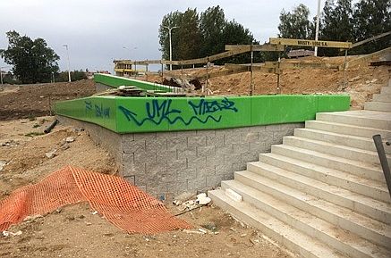 Kibice-wandale odwiedzili plac budowy