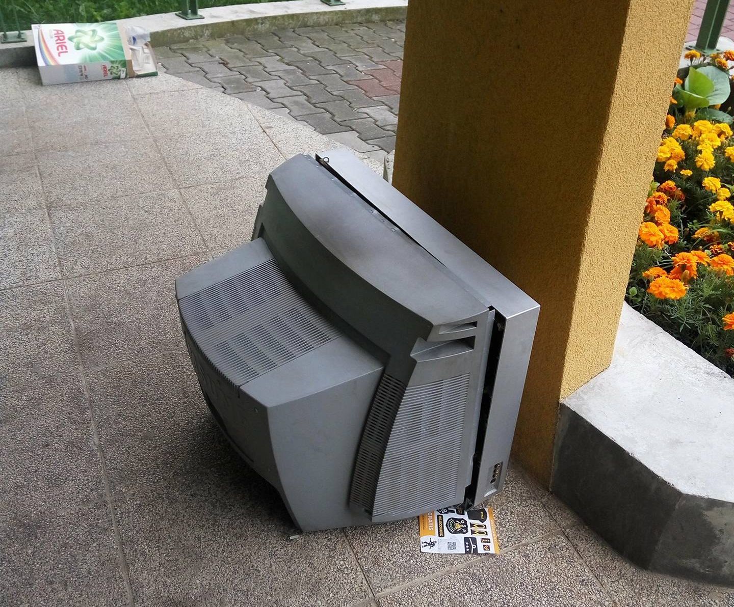 Dzikie składowisko w centrum dużego osiedla (WIDEO)