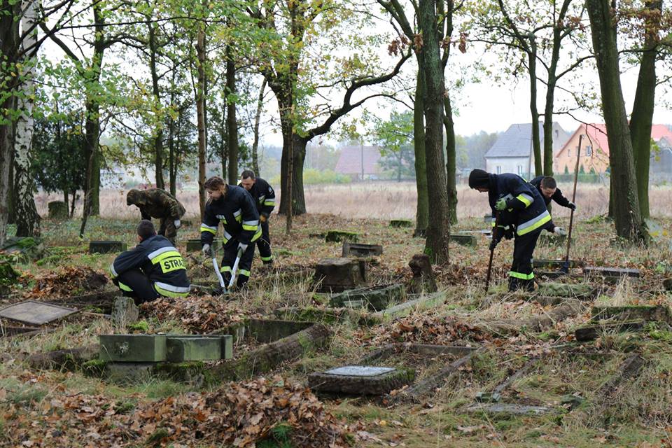 Porządkowali dawny cmentarz (FOTO)
