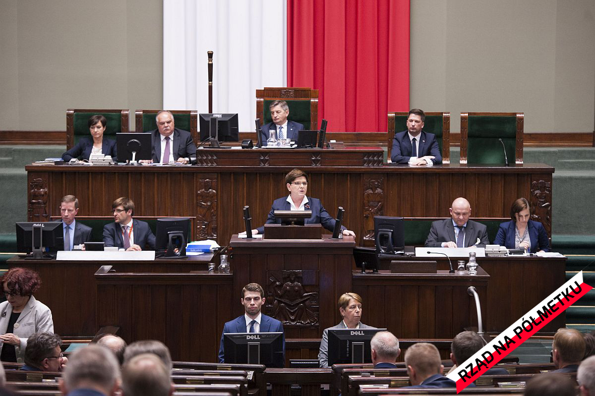 PiS na półmetku. Jak ocenia go społeczeństwo? (WIDEO)