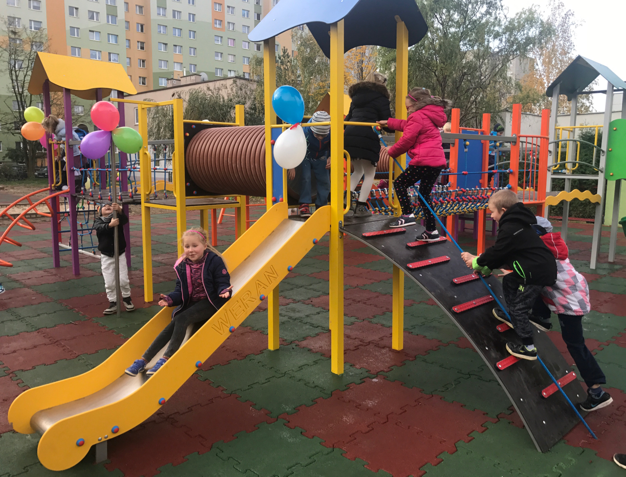 Legnickie przedszkolaki z osiemnastki mają nowy plac zabaw (WIDEO)