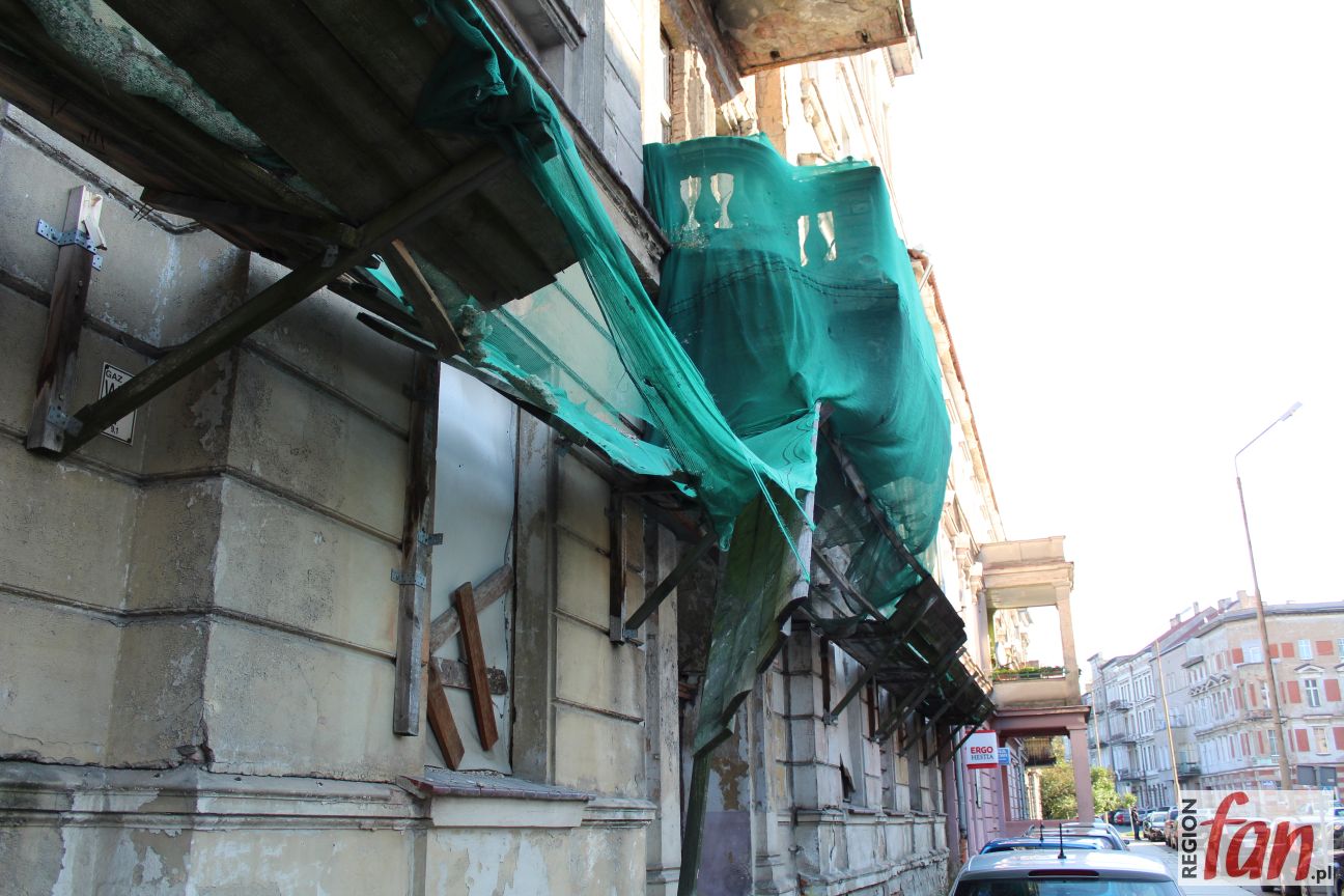 Zabytek zagrożeniem? „Cegły lecą na ludzi!”