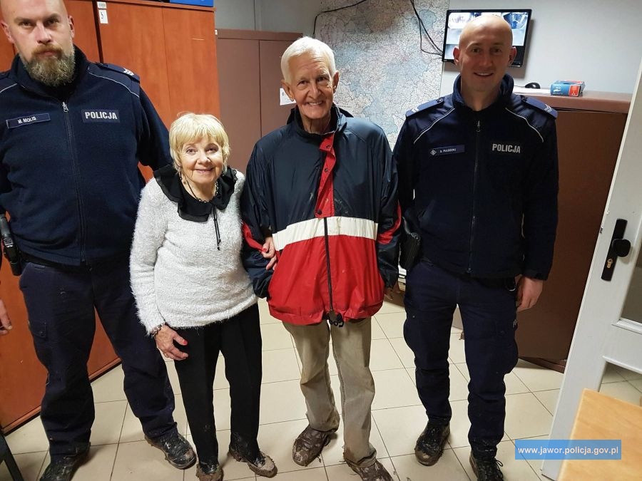 Podczas orkanu wylądowali w polu. Pomogli im policjanci (FOTO)