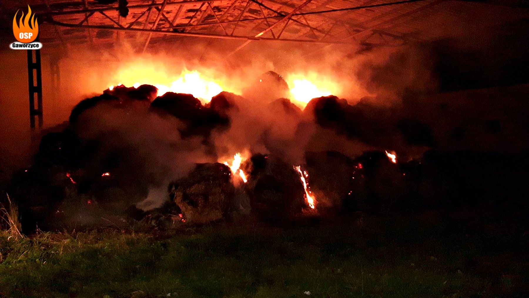 Spłonęły bele słomy