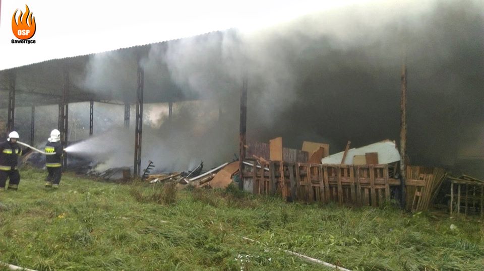 Znów paliło się pod wiatą w Wierzchowicach