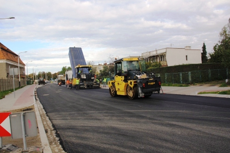 Kierowcy zniszczyli dopiero budowaną drogę!