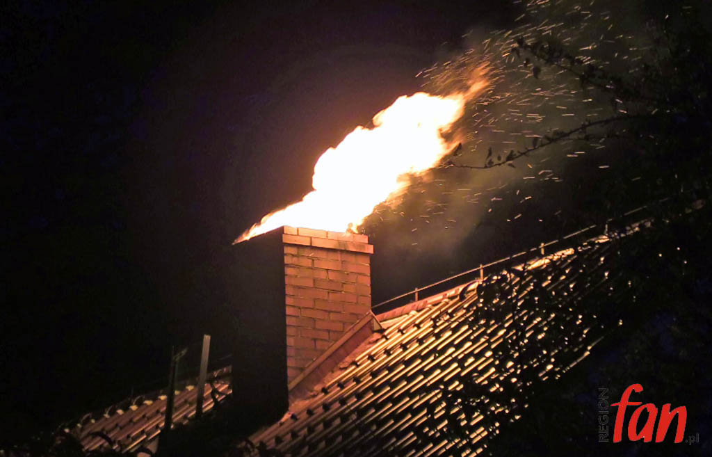 Groźny pożar komina. Ucierpiał strażak (WIDEO)