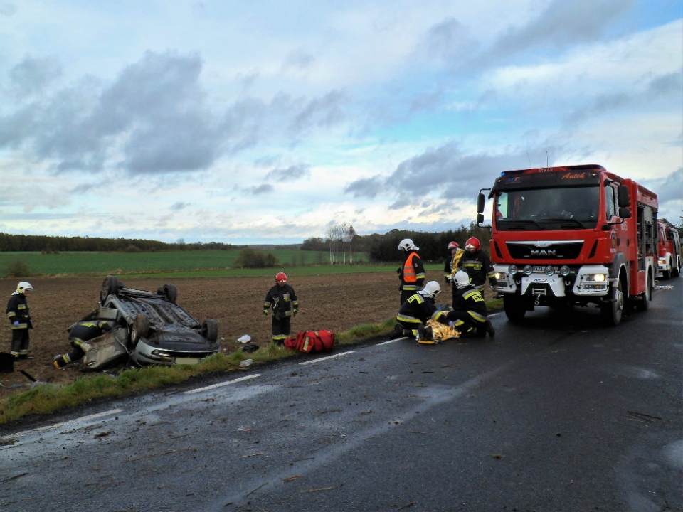 Groźne dachowanie w Nowych Łąkach