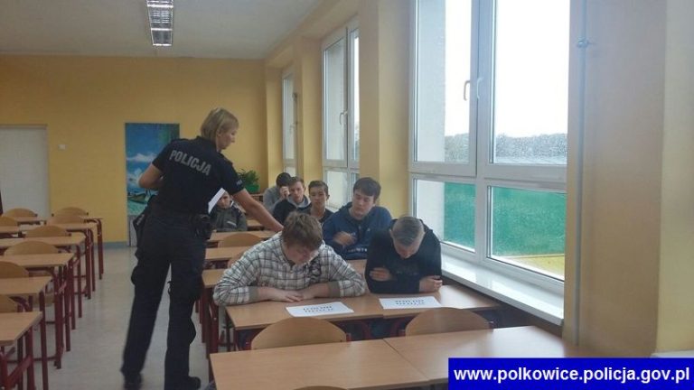 Policjanci przygotowują młodzież do konkursu