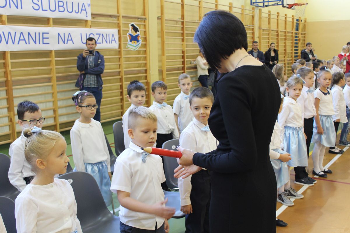 Pierwszaki oficjalnie uczniami (FOTO)