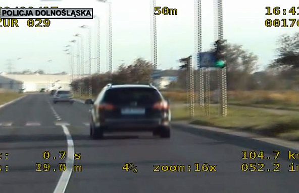 Pędził „setką” przez miasto (WIDEO)
