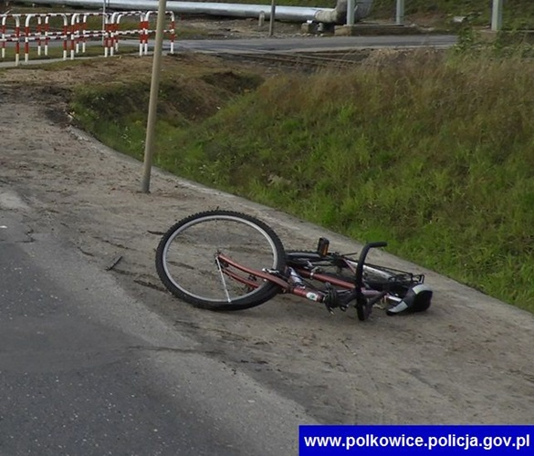 Wjechał na pasy, wprost pod samochód (WIDEO)