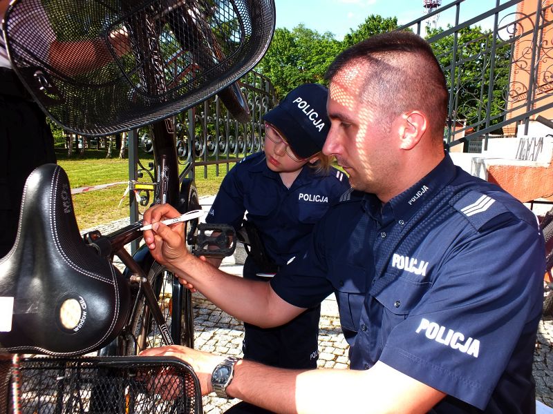Policja przypomina o zabezpieczeniu rowerów