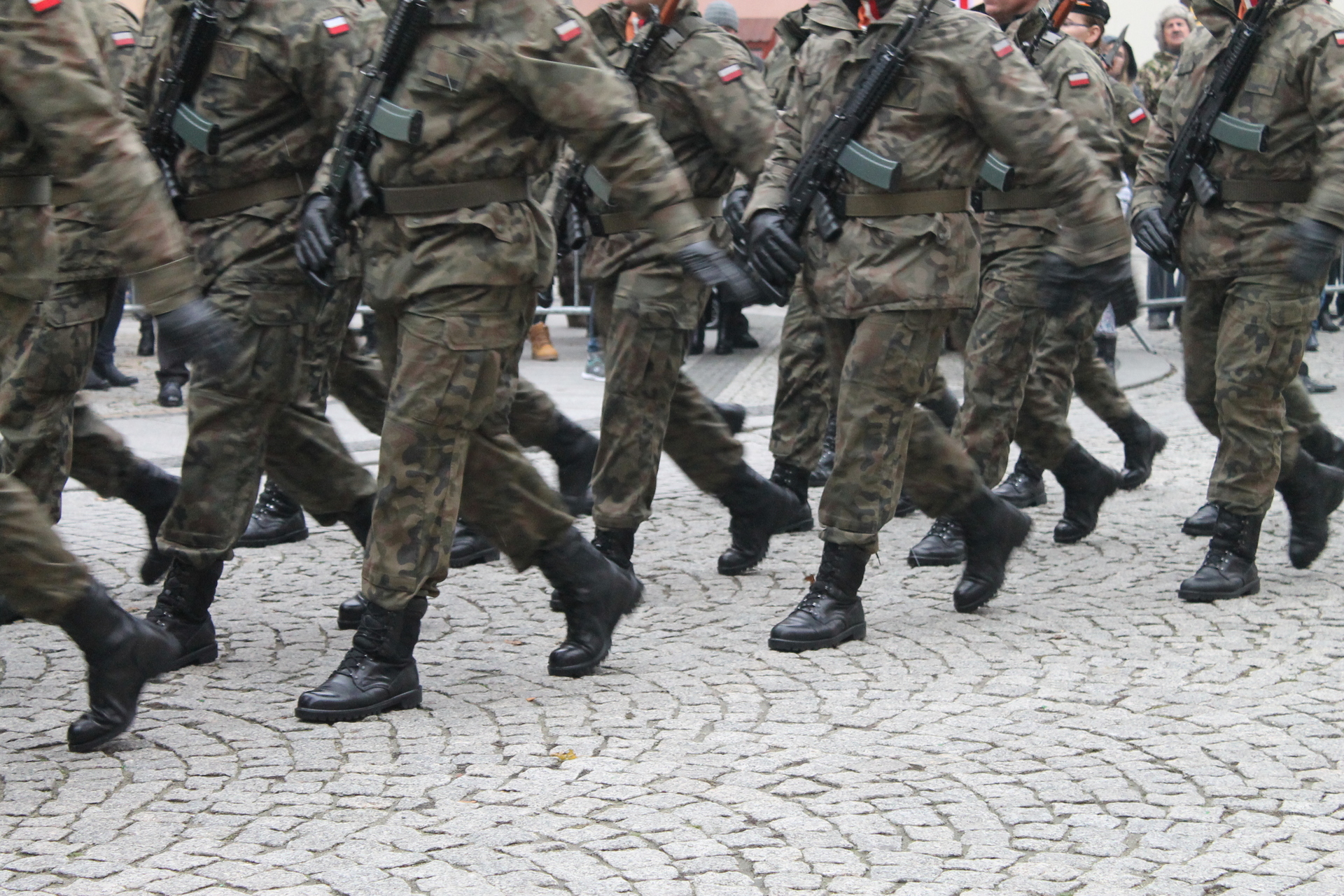 91,20 zł dniówki. Tyle MON chce płacić studentom (WIDEO)