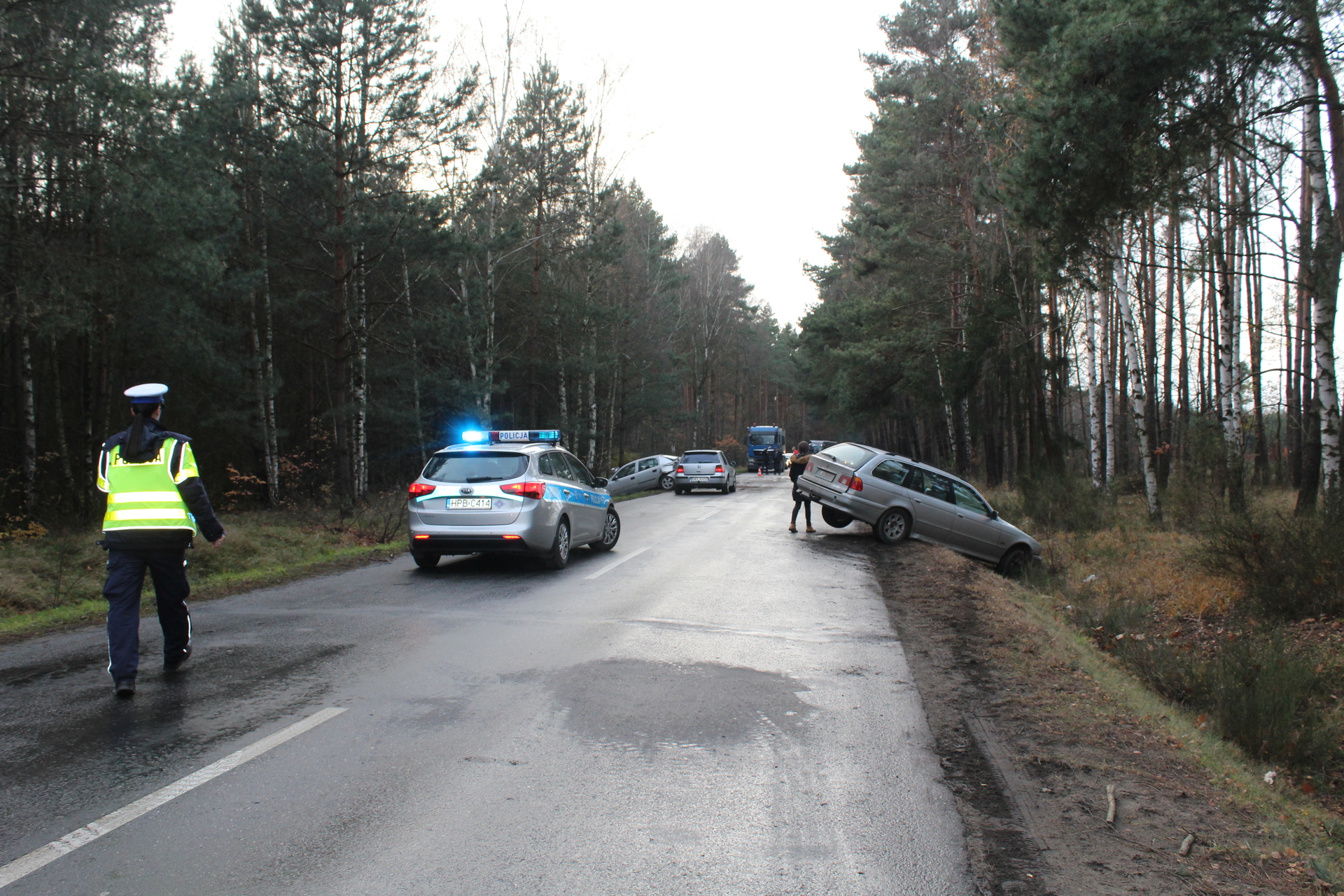 Dwa auta w rowie (FOTO)