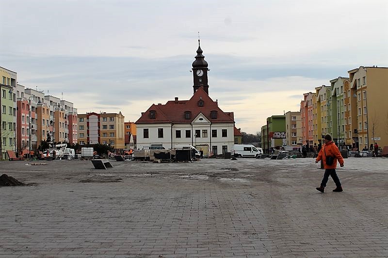 Nie zdążą skończyć rynku na czas