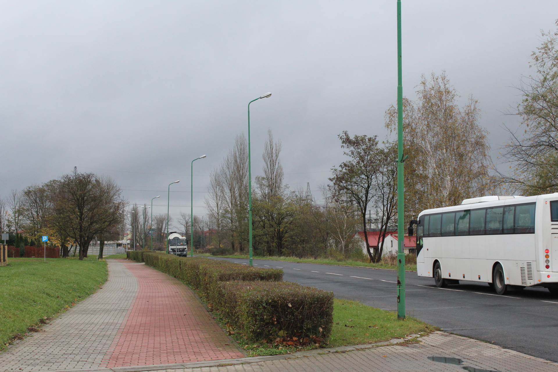 Siedział na ziemi, przy ulicy. Bez butów (WIDEO)