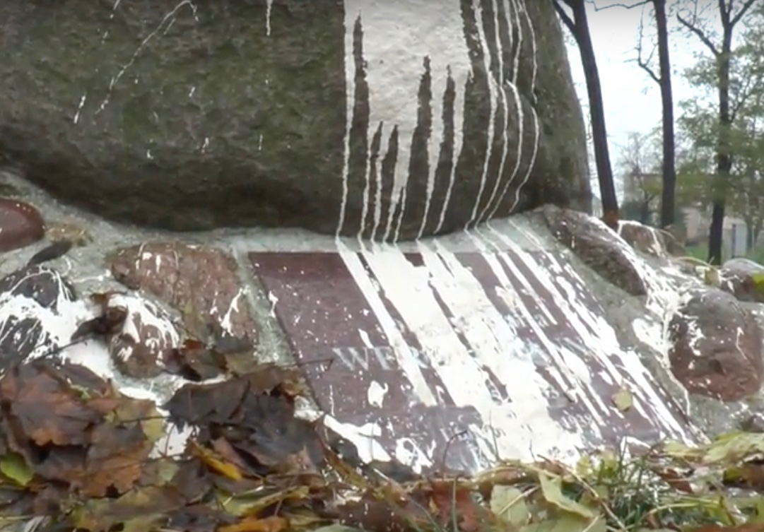 Farbą w pomnik za niemieckie nazwisko (WIDEO)