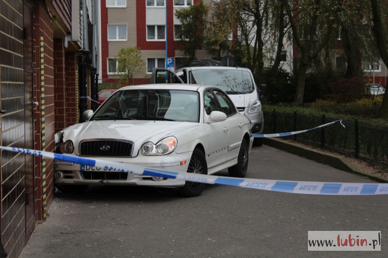 Tajemnicza akcja na Mickiewicza. Auto uderzyło w wieżowiec (WIDEO)