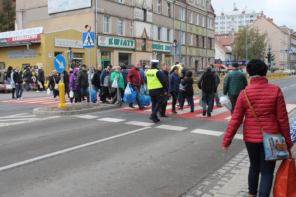 Wszystkich Świętych: Jak dotrzeć na legnicki cmentarz?
