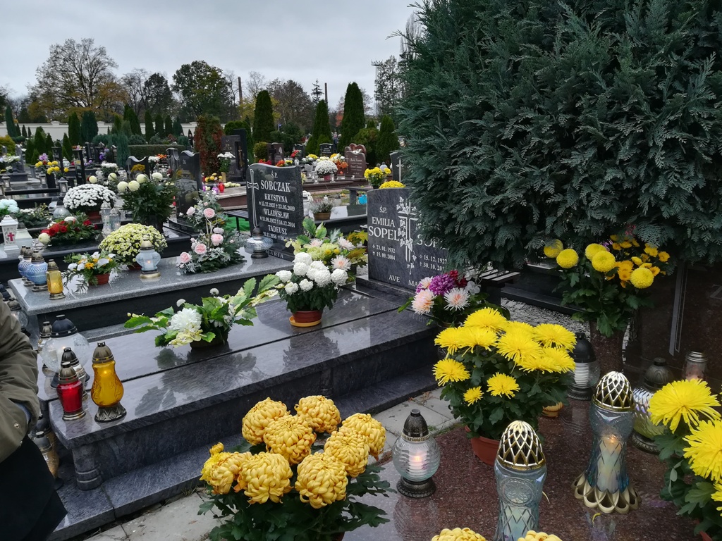 Dziś Wszystkich Świętych. Pamiętamy nie tylko o bliskich