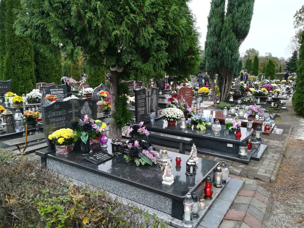 Legnickie cmentarze znów otwarte