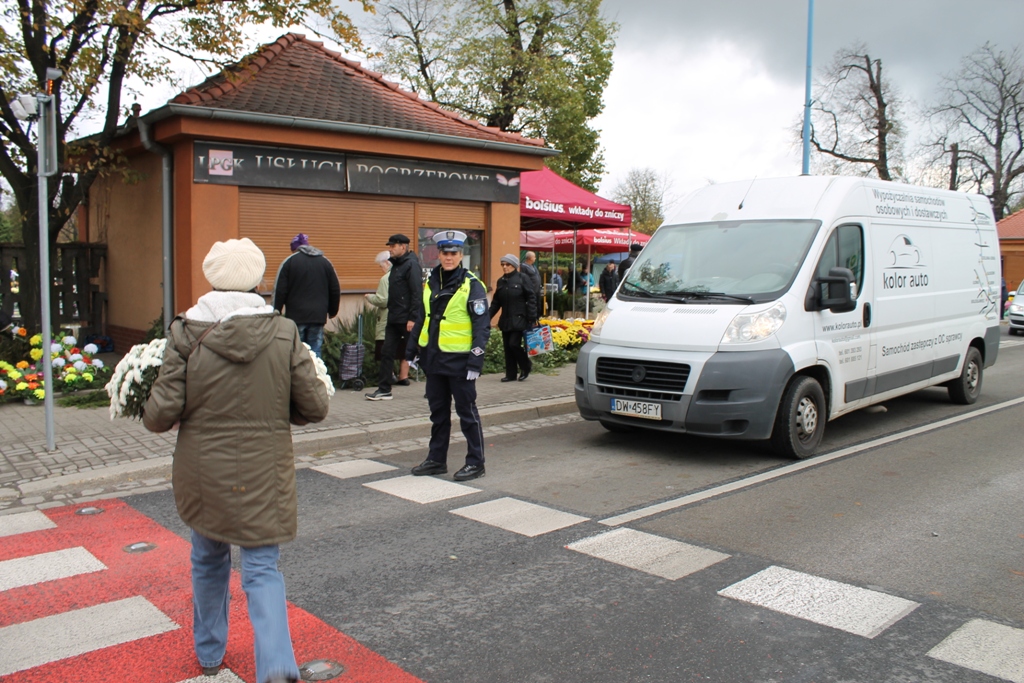 Wszystkich Świętych: Jak dojechać na legnicki cmentarz?