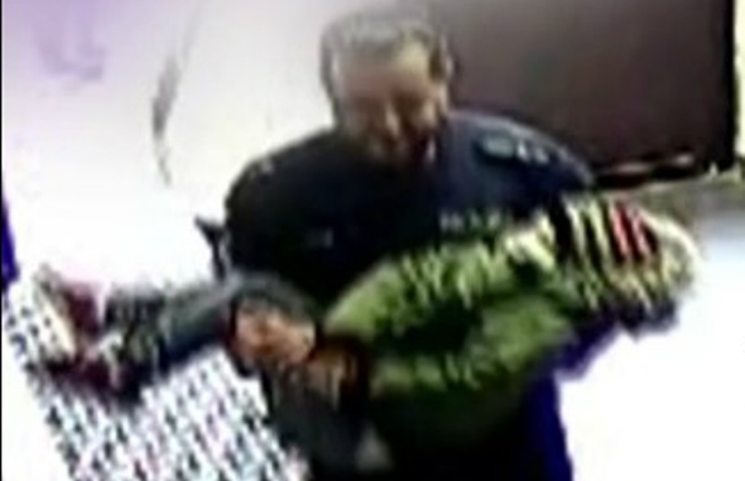 Policjant pomógł nieprzytomnemu dziecku (WIDEO)
