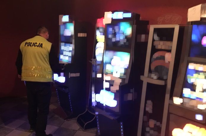 Policjanci i celnicy likwidują złotoryjskie kasyna