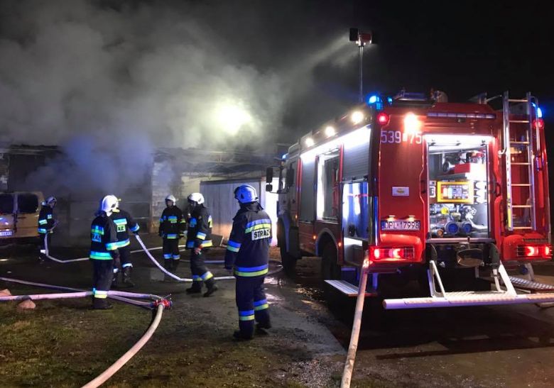 Bmw spłonęło w garażu. Strażacy uratowali dom