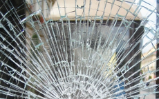 Nie mógł kupić wódki, więc wybił szybę w sklepie