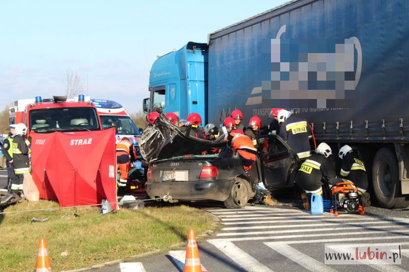 Audi wbiło się pod TIR-a. Kierowca w ciężkim stanie (WIDEO, FOTO)
