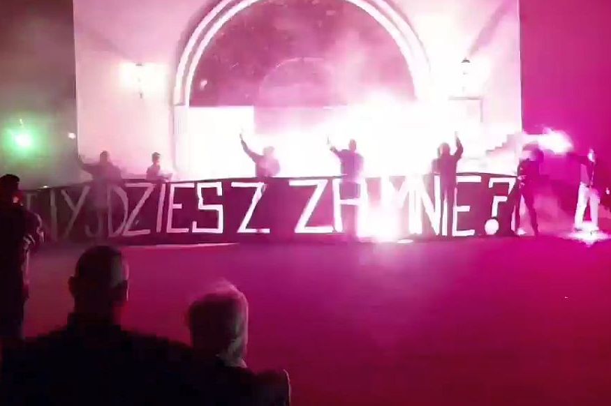 Zaręczyny w blasku rac (WIDEO)