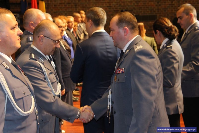 Złotoryjscy policjanci z odznakami ministra (FOTO)