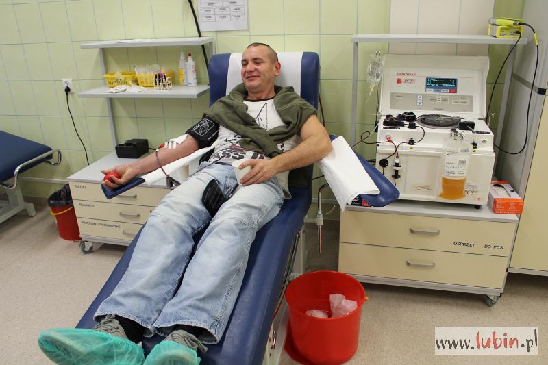 Świętują oddając krew (WIDEO)