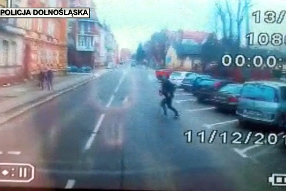 Pieszy pod kołami. Nagranie mrożące krew w żyłach! (WIDEO)