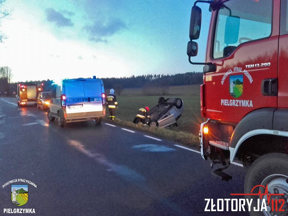 Groźne dachowanie w Nowych Łąkach