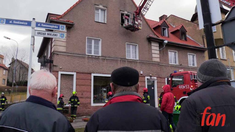 Policjanci wynieśli mieszkańców z płonącego budynku (WIDEO, FOTO)